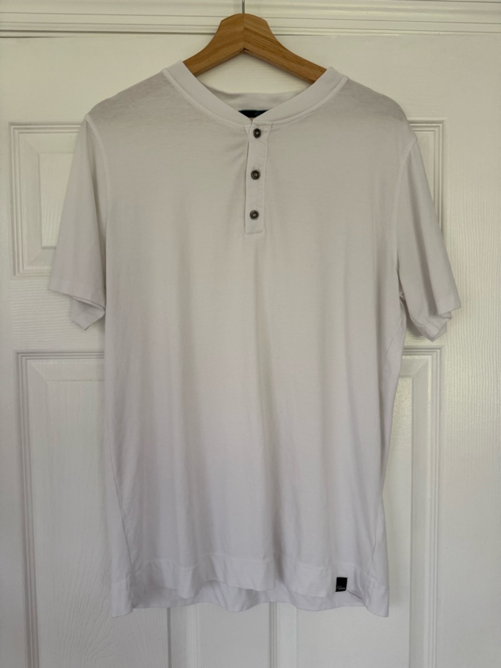Shore Men's White Short-Sleeve Henley Shirt Small